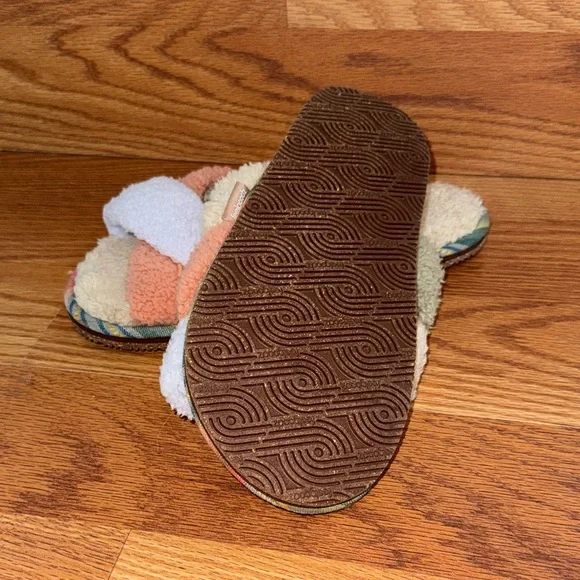 Feelgoodz Women's Equinox Sherpa Cross-Strap Slipper - Picture 3 of 4